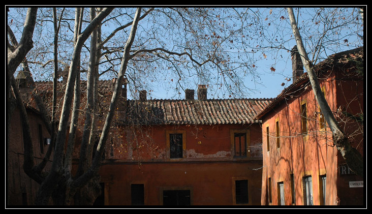 Pratica di Mare: il borgo arancione