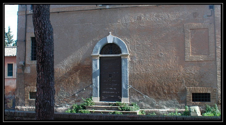 Pratica di Mare: il borgo arancione
