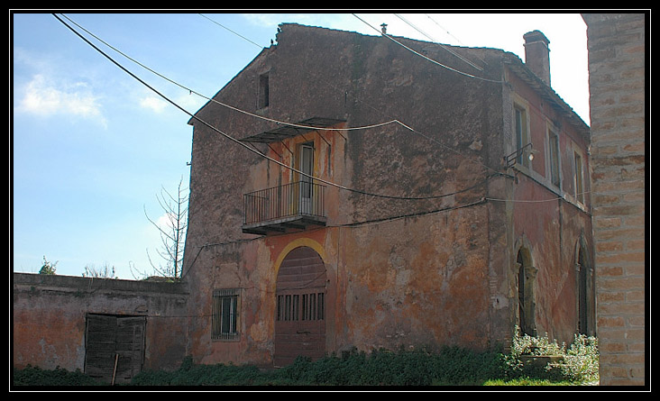 Pratica di Mare: il borgo arancione