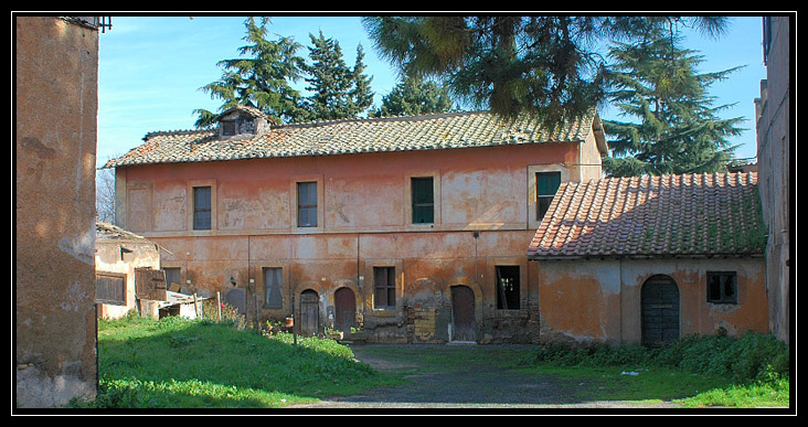 Pratica di Mare: il borgo arancione