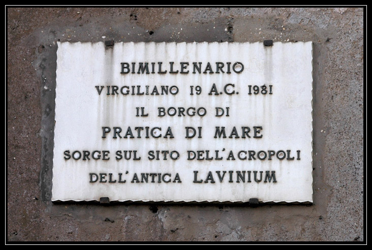 Pratica di Mare: il borgo arancione