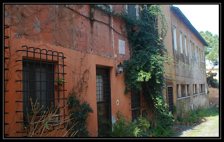 Pratica di Mare: il borgo arancione