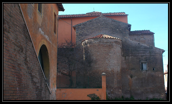 Pratica di Mare: il borgo arancione
