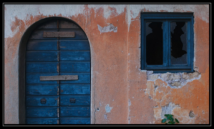 Pratica di Mare: il borgo arancione