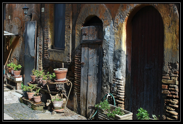 Pratica di Mare: il borgo arancione