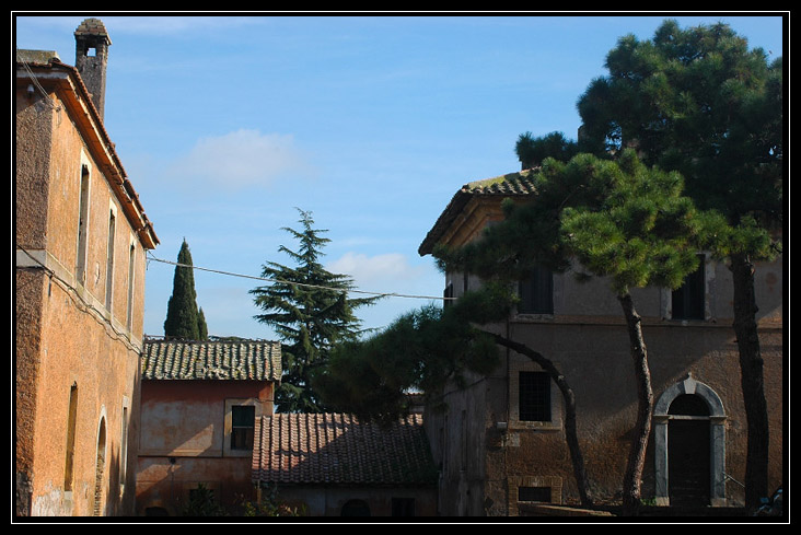 Pratica di Mare: il borgo arancione