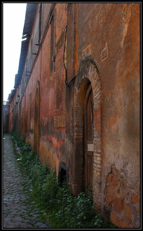 Pratica di Mare: il borgo arancione