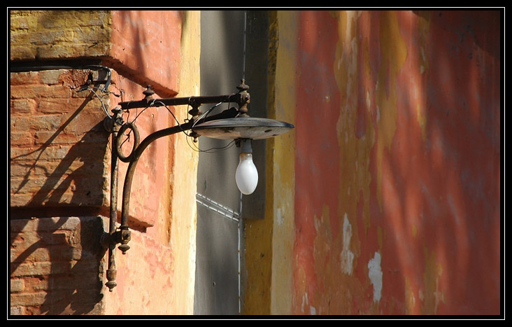 Pratica di Mare: il borgo arancione